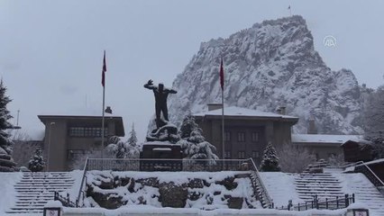 AFYONKARAHİSAR - Kar yağışı etkili oluyor