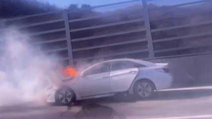 영동고속도로에서 승용차 화재...한때 정체 / YTN