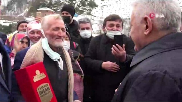 Kendisini Kuş dili ile karşılayanlara Binali Yıldırım, ıslıkla cevap vermeye çalıştı