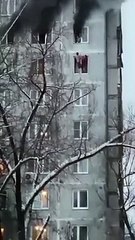 هرباً من النيران تدلت من نافذة شاهقة: شابان ينقذان حياتها بشجاعة