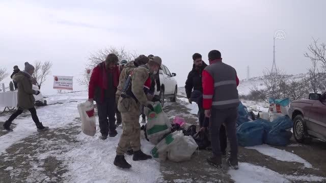 Jandarma ve milli parklar ekipleri yaban hayvanlarına yem bıraktı