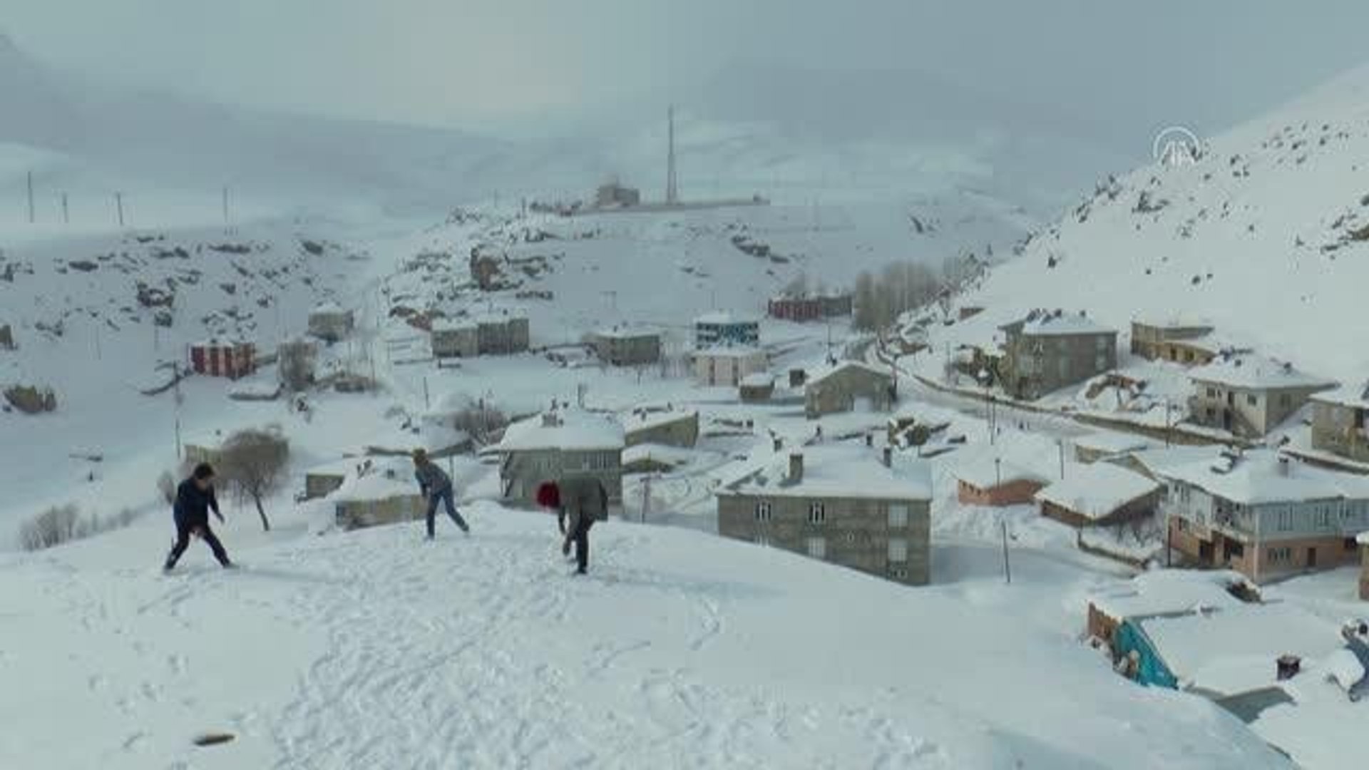 ⁣Van'ın kar örtüsü altındaki köylerinde