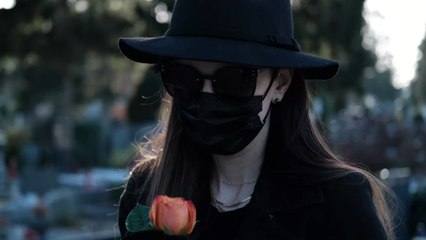 FEMME ACTUELLE - "Elle se donnait en spectacle" : à l'enterrement, l'attitude étrange d'une mère soupçonnée d'avoir empoisonné sa fille