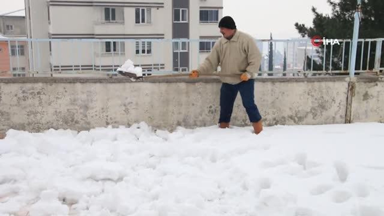Gündelik işçiler kar mesaisinde
