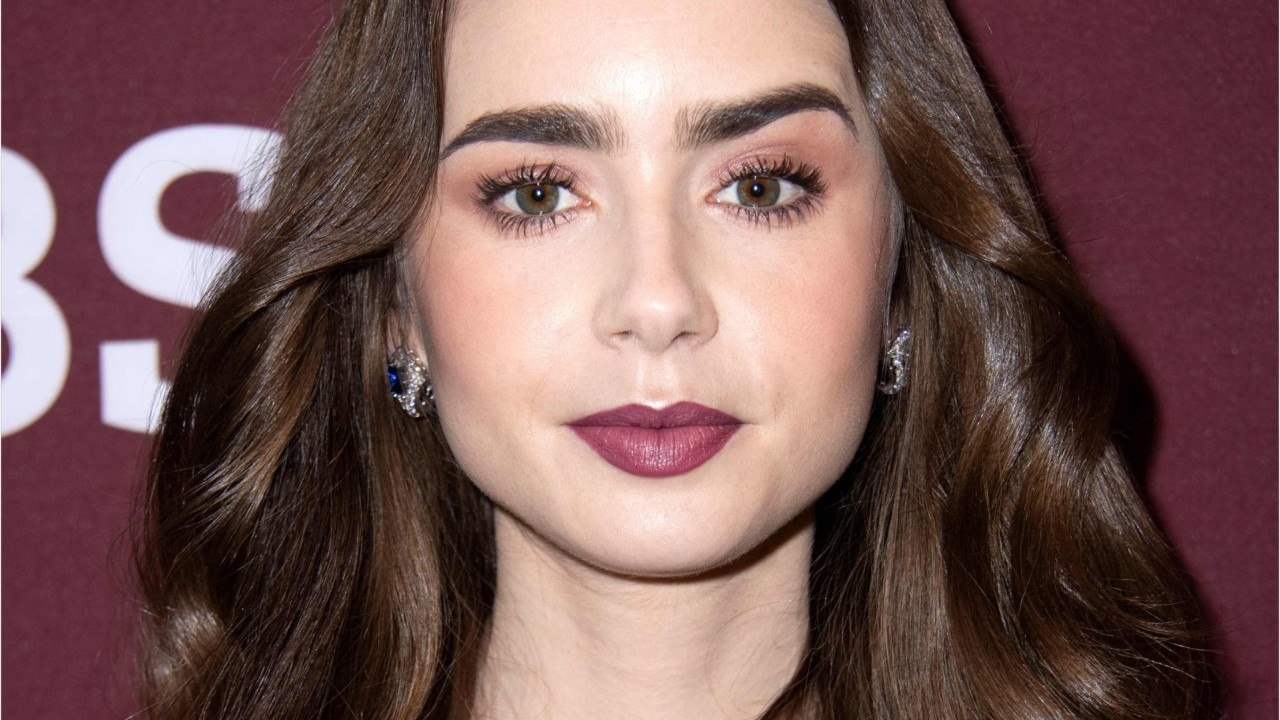 VOICI : Lily Collins (Emily in Paris) : pourquoi sa relation avec son père Phil Collins est compliquée