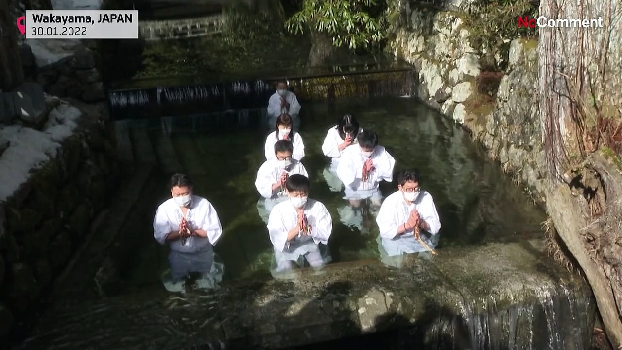 Buddhistisches Reinigungsritual in Japan: Priester beten im eisigen Fluss