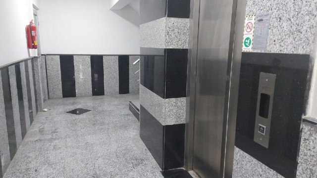 Korkunç kaza! Su basan asansör boşluğuna düştü