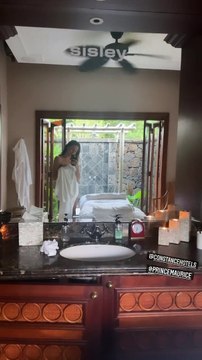 Pierre Niney et sa compagne Natasha Andrews en vacances sur l'île Maurice. Le 30 janvier 2022.