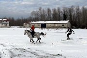 AVCILAR'DA MAHALLELER ARASI KAYMIŞTI; BU KEZ ÇATALCA'DA ATLI KAYAK YAPTI