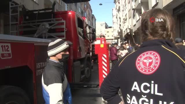 Esenler Nene Hatun Mahallesi'nde 5 katlı apartmanın çatı katında çıkan yangında bir kişi hayatını kaybetti.