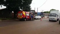 Mulher fica ferida após colisão envolvendo carro e moto no Bairro Periolo, em Cascavel