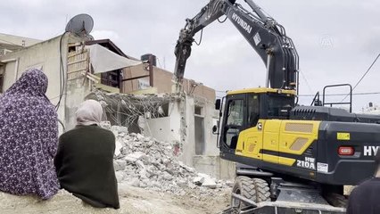 İsrail Filistinli iki aileye kendi evlerini yıktırdı