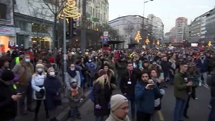 Protestas contra la polución del aire llenan las calles de Serbia