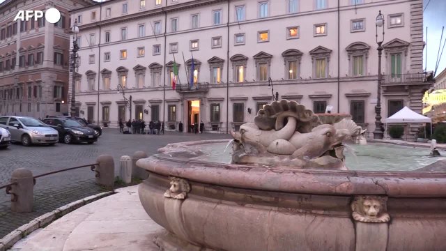 A febbraio nuove regole in vigore: multe ai no vax e pass nei negozi