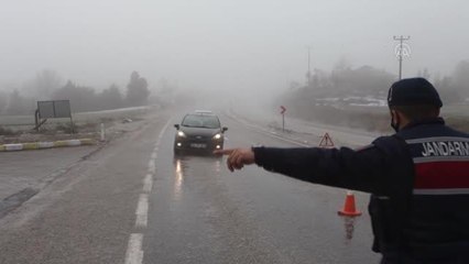Muğla-Denizli kara yolunda kar ve buzlanma nedeniyle ulaşımda aksama yaşanıyor