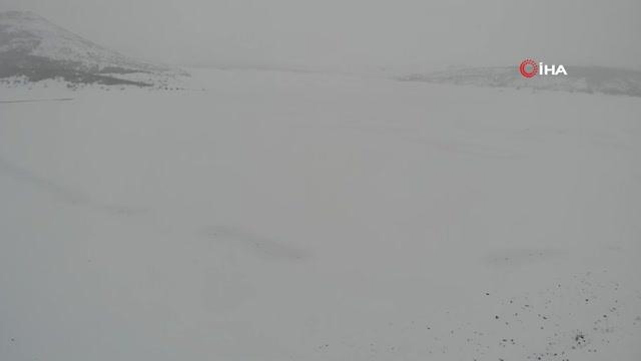 Buz tutan Altınapa Baraj Gölü karla kaplandı