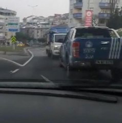 GAZİOSMANPAŞA'DA ZABITANIN KOVALADIĞI SEYYAR SATICI KAMYONETİYLE GERİ GERİ KAÇTI