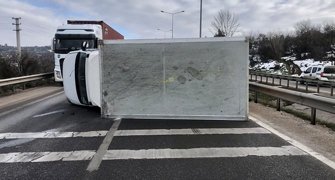 Kamyonet devrildi, Bursa-İstanbul yolunda araç kuyruğu oluştu