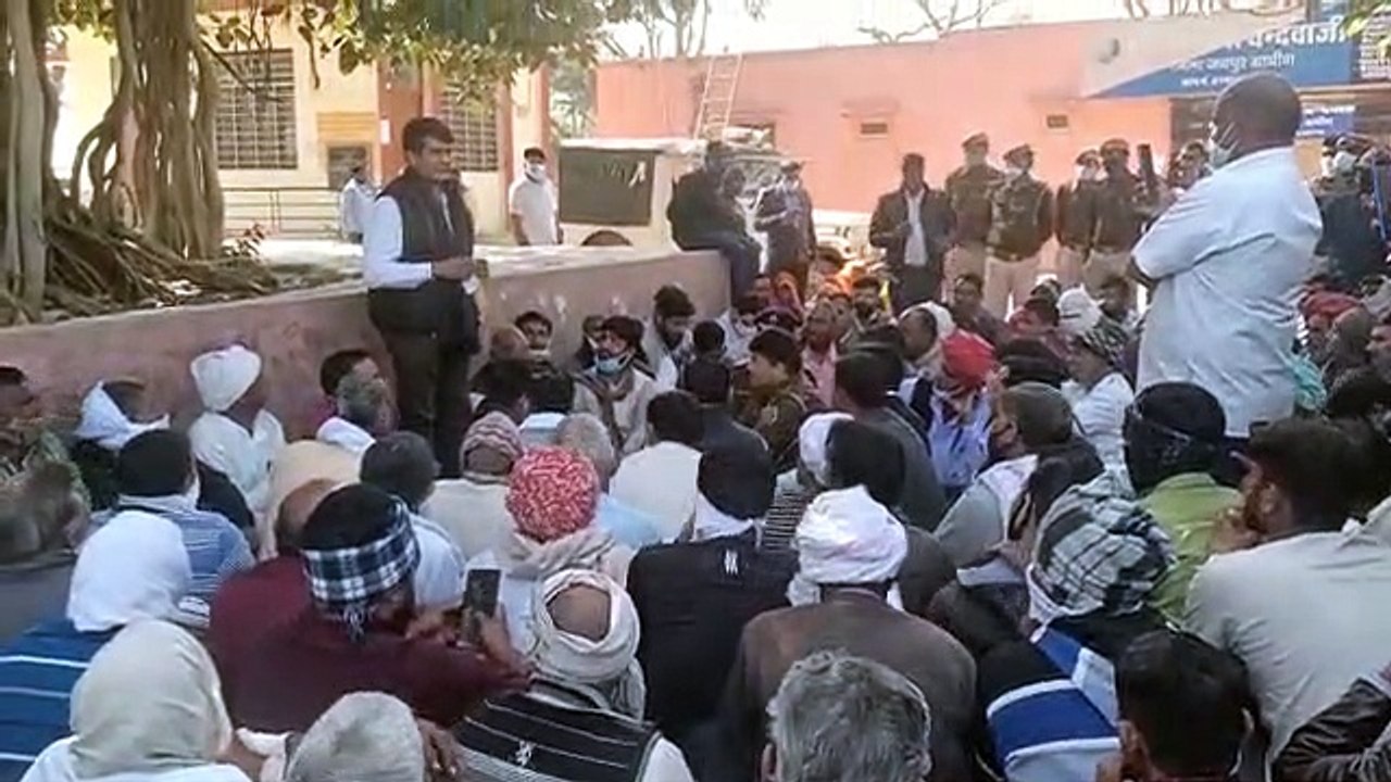 रामलाल शर्मा के साथ ग्रामीणों ने दिया धरना, जान...