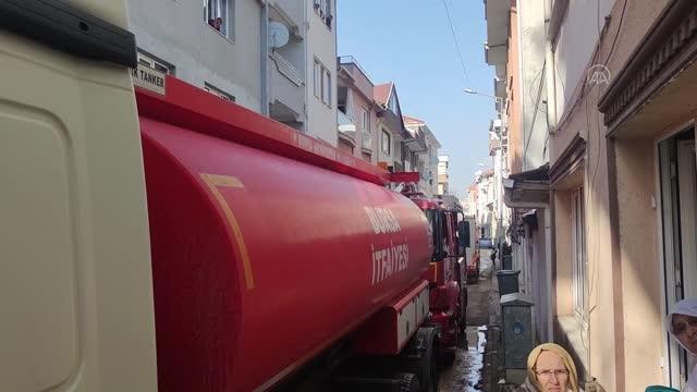 İnegöl'de bir apartmanın çatı katında çıkan yangın söndürüldü