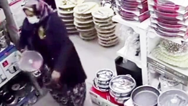 Kocaman tencereyi şalvarının içine sokarak çaldı! O anlar anbean kamerada