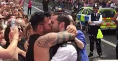 Quand deux policiers mettent la London Pride en émoi avec une magnifique demande en mariage