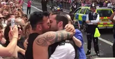 Quand deux policiers mettent la London Pride en émoi avec une magnifique demande en mariage