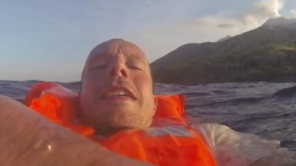 En pleine promenade en mer, un couple fait naufrage. Ils arrivent sur une île déserte et là...