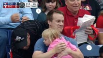 Il assistait tranquillement à un match de baseball avec sa fille. Ce qui se passe après est DINGUE !