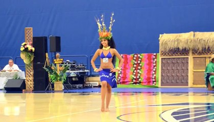 Cette danseuse tahitienne arrive sur scène et fait un truc de malade
