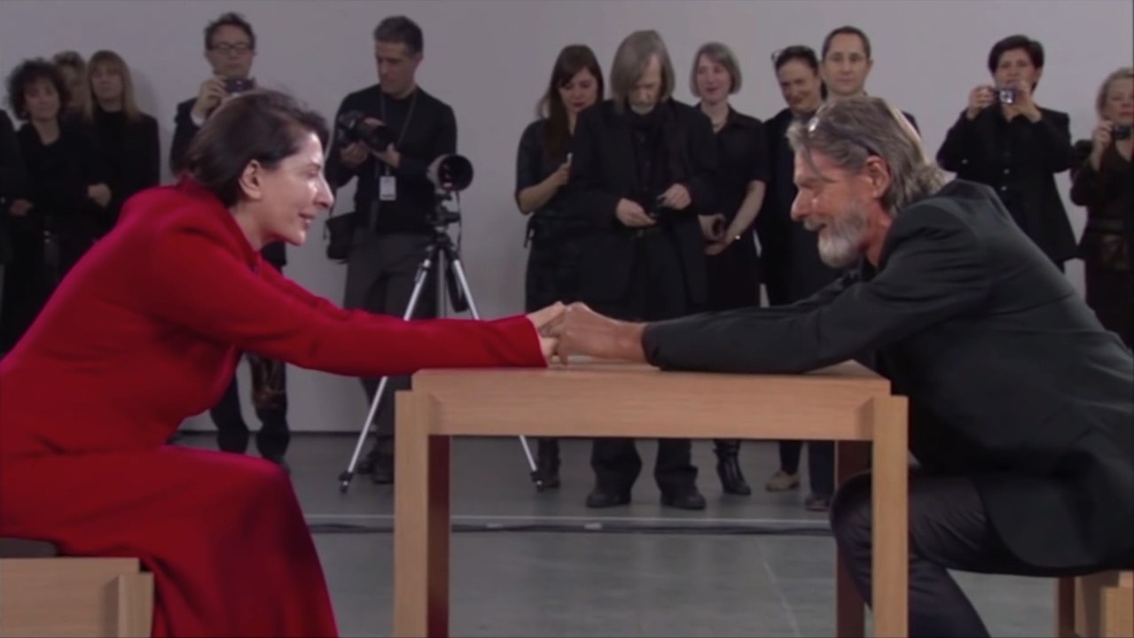 Elle ferme les yeux et retrouve l'homme de sa vie 30 ans après. Sa réaction ? Magique !