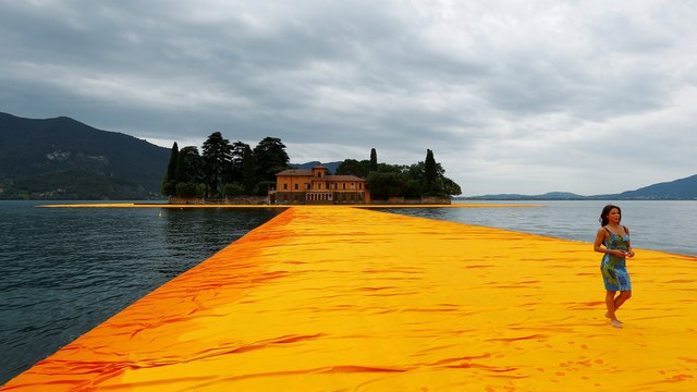 The Floating Piers : marcher sur l'eau grâce aux pontons flottants sur le lac d'Iséo (Italie)