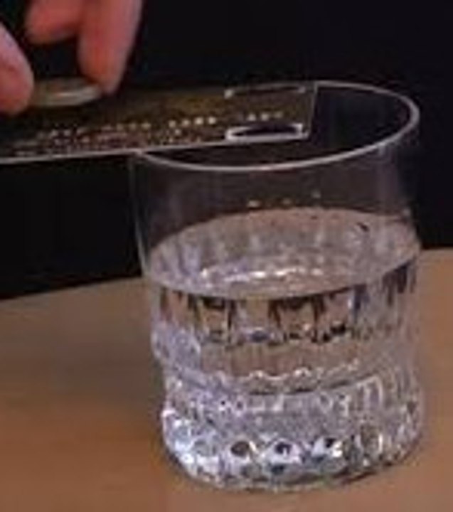 Le tour de la carte bleue, de la pièce et du verre d'eau: un pari entre amis que vous allez forcément gagner