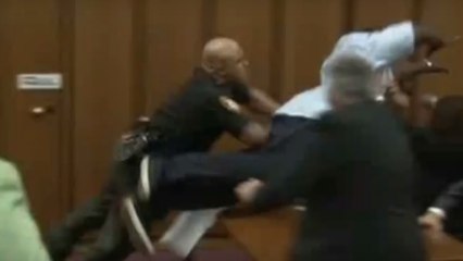 Affaire Michael Madison: un père se jette sur l'assassin de sa fille en plein tribunal