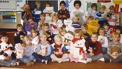 30 ans après cette photo de classe, cette enseignante regarde de plus près et voici ce qu'elle remarque