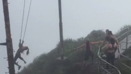 Elle a voulu faire de la balançoire tout en haut d'une montagne au péril de sa vie !