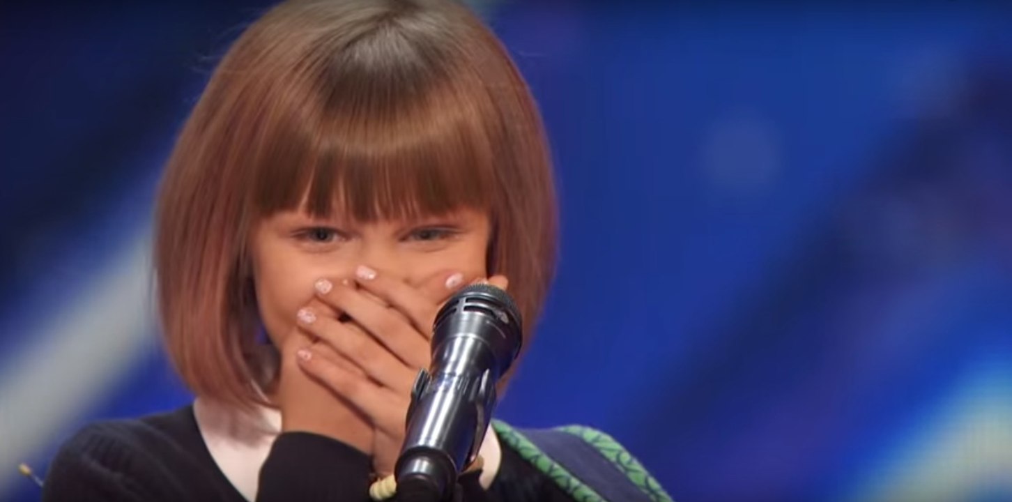 La petite fille est si timide qu'on se demande si elle va pouvoir chanter. Mais ce qu'elle fait ensuite... Incroyable !