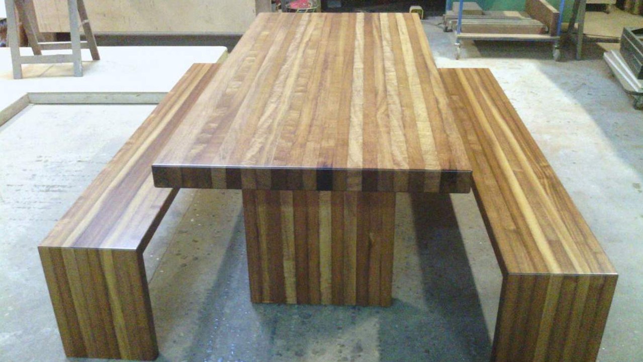 Comment retirer de la colle qui a séché sur une table ?