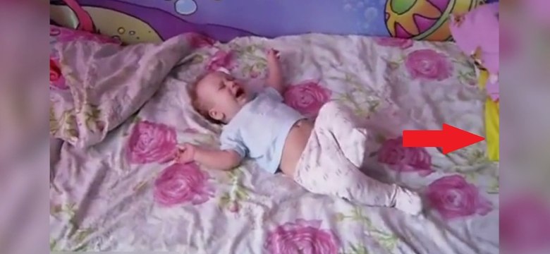 Ce bébé pleure seul sur le lit. Mais regardez ce qui arrive en courant sur lui!