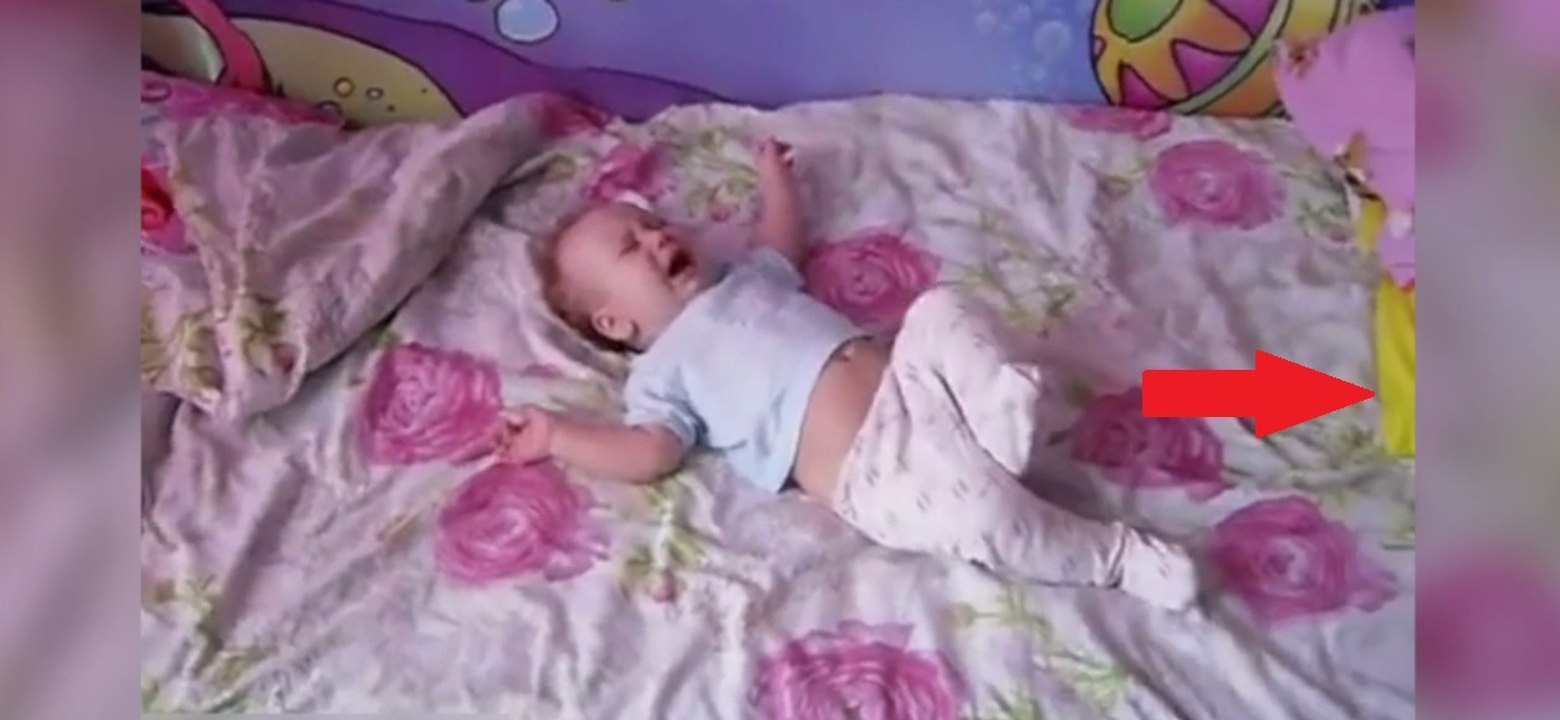 Ce bébé pleure seul sur le lit. Mais regardez ce qui arrive en courant sur lui!