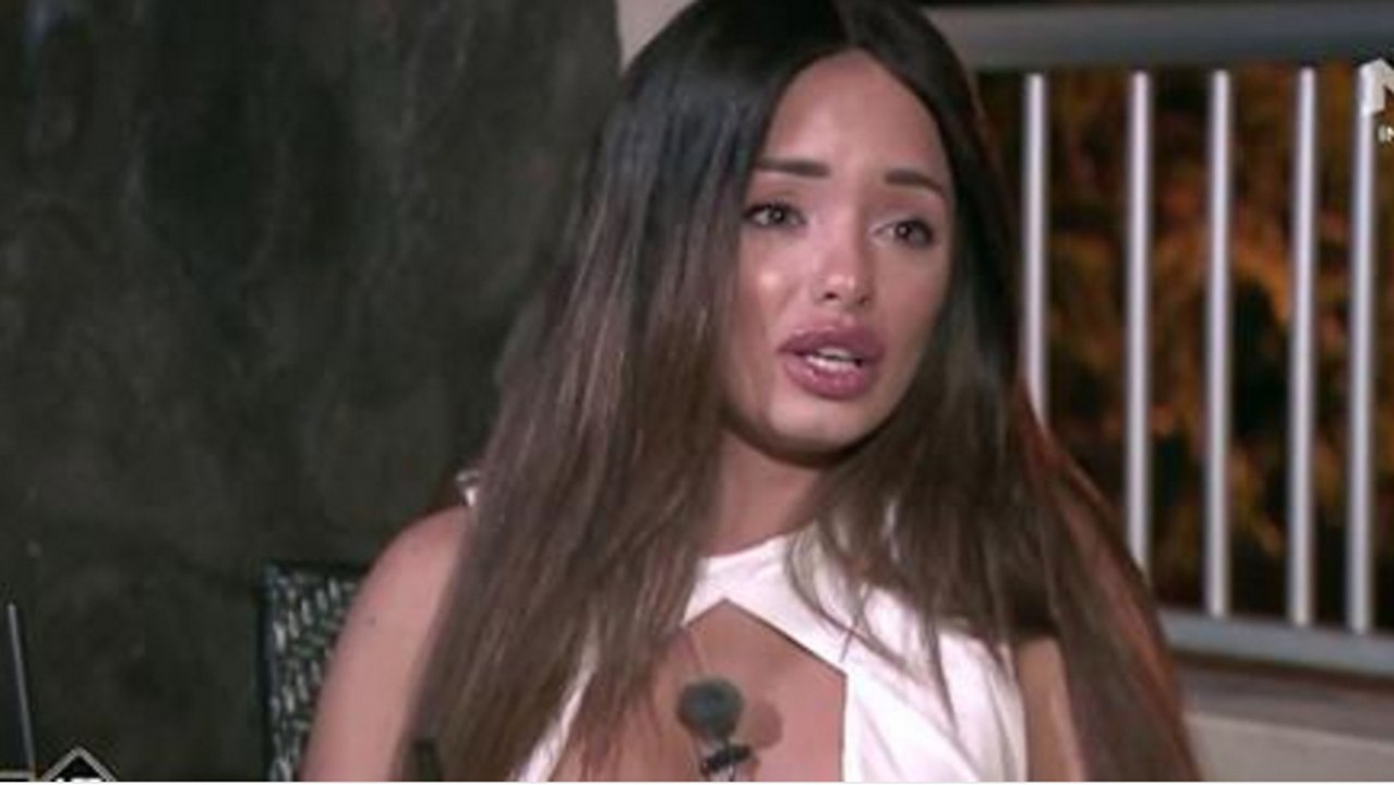 Les Anges 8 : désespérée, Aurélie essaye de retenir Andréane avec une robe au décolleté plongeant