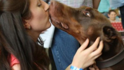 Elle fait un bisou à son chien. Quelques jours plus tard, elle se met à bafouiller au téléphone..