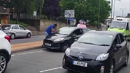 Énervé par son élève, ce moniteur d'auto-école écrase volontairement le pied de son élève