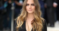 Cara Delevingne : elle adopte le carré wavy et ça lui va bien !