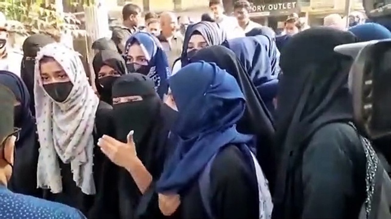 कर्नाटक : शिवमोग्गा और उडुपी के दो कॉलेजों में हिजाब का विरोध