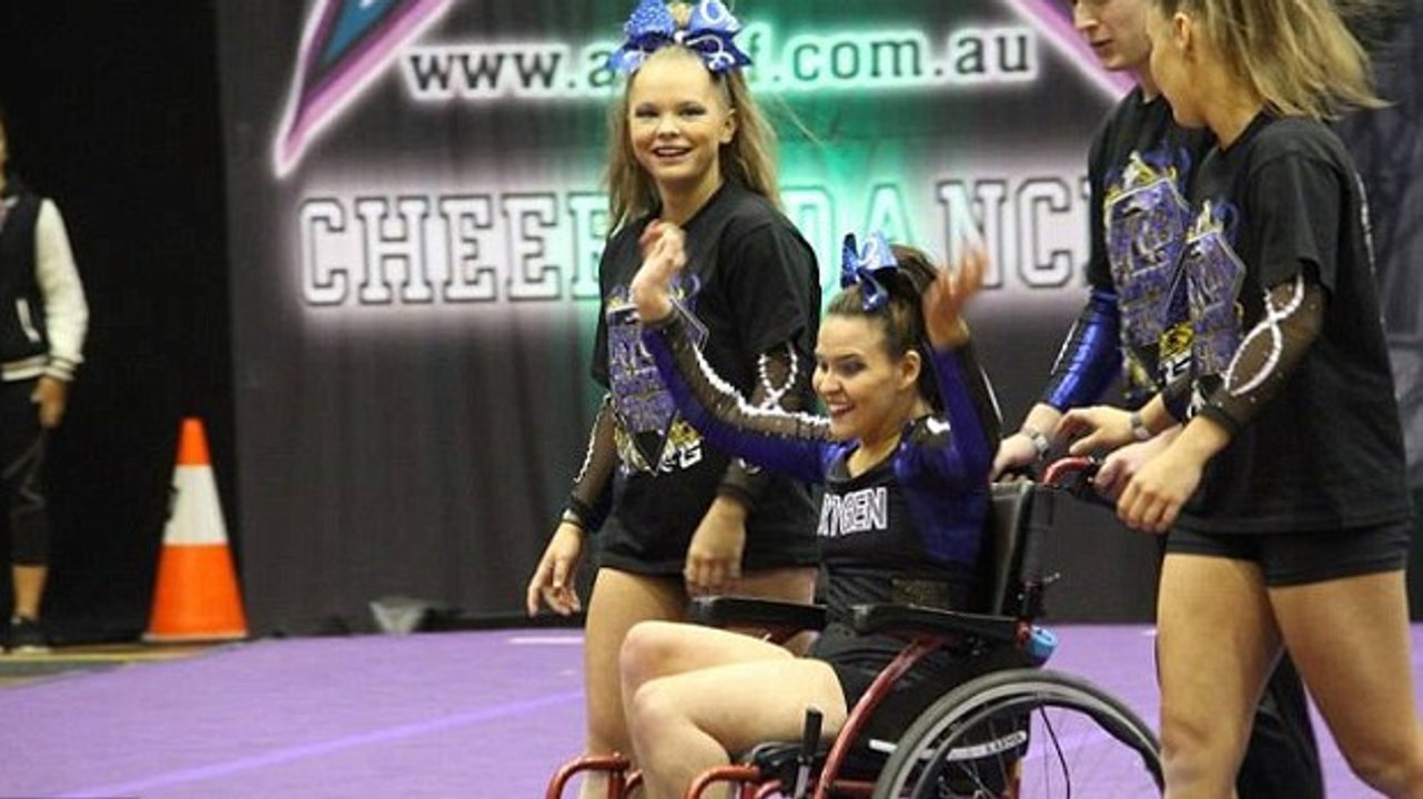 Cette cheerleader en fauteuil roulant remporte la compétition