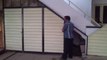 Un homme a eu l'ingénieuse idée de réaliser un petit garage sous son escalier