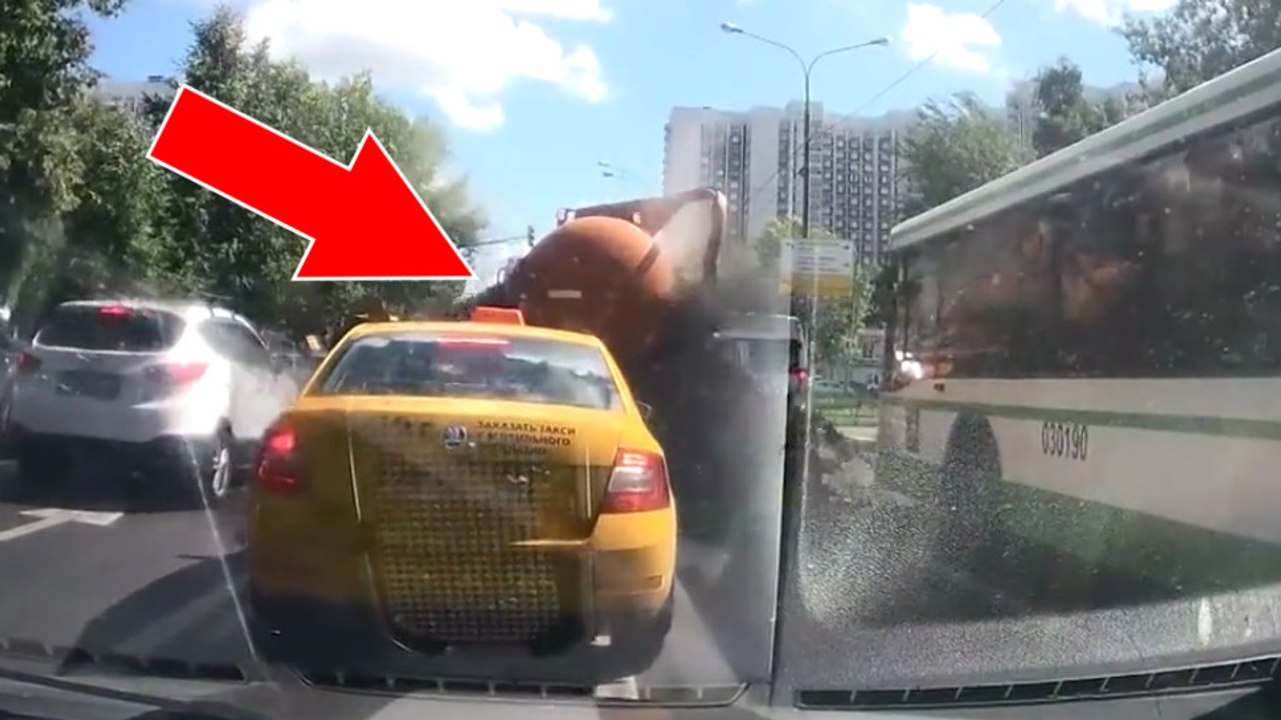 Ce camion transporte l'eau des égoûts et explose en pleine rue