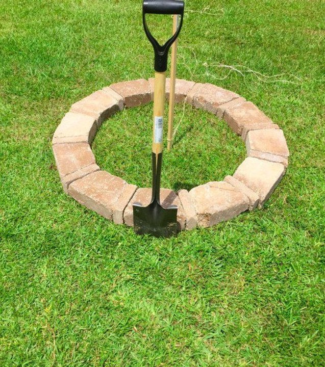 Cet homme enlève un rond de pelouse et transforme littéralement son jardin