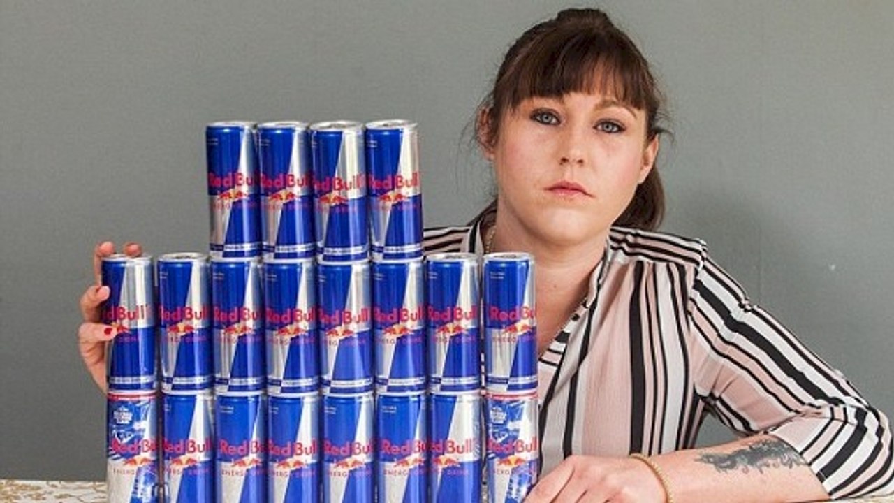 Elle boit 20 canettes de boisson énergisante et son corps se transforme radicalement
